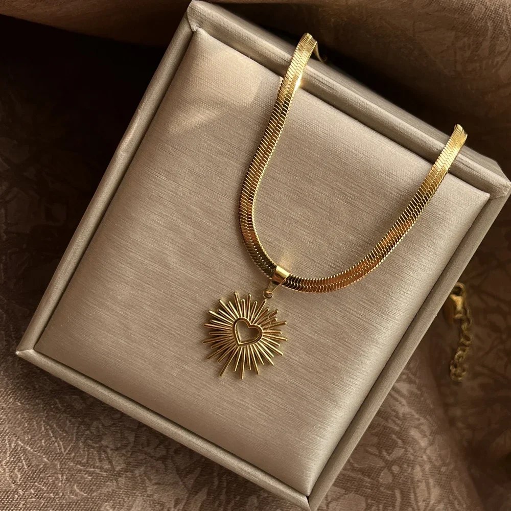 Snake Heart Pendant Necklace | Collar Colgante Corazón de Serpiente | Stainless Steel Gold & Silver - Image 3