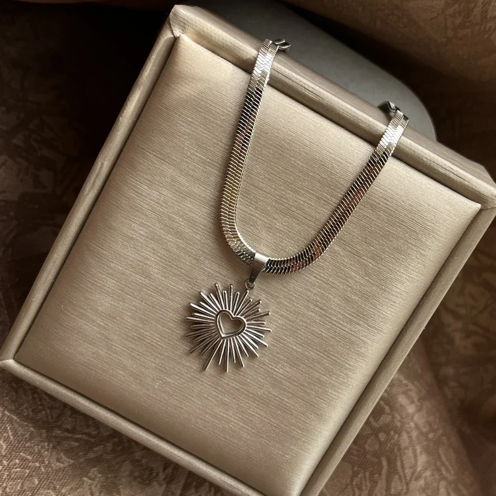 Snake Heart Pendant Necklace | Collar Colgante Corazón de Serpiente | Stainless Steel Gold & Silver - Image 2