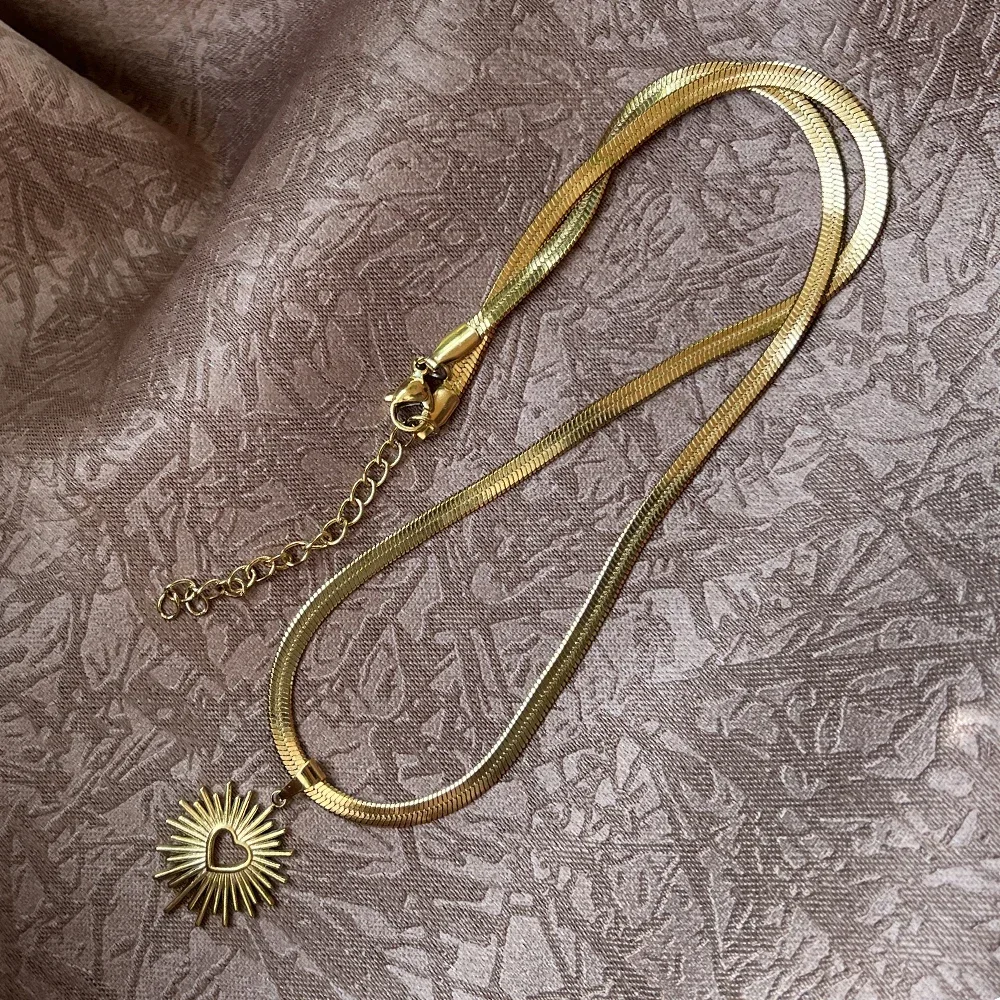 Snake Heart Pendant Necklace | Collar Colgante Corazón de Serpiente | Stainless Steel Gold & Silver - Image 4
